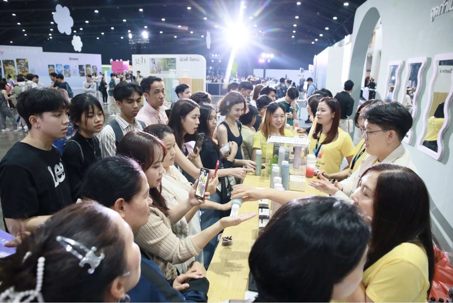 ผู้คนเข้าร่วมงาน Exhibition